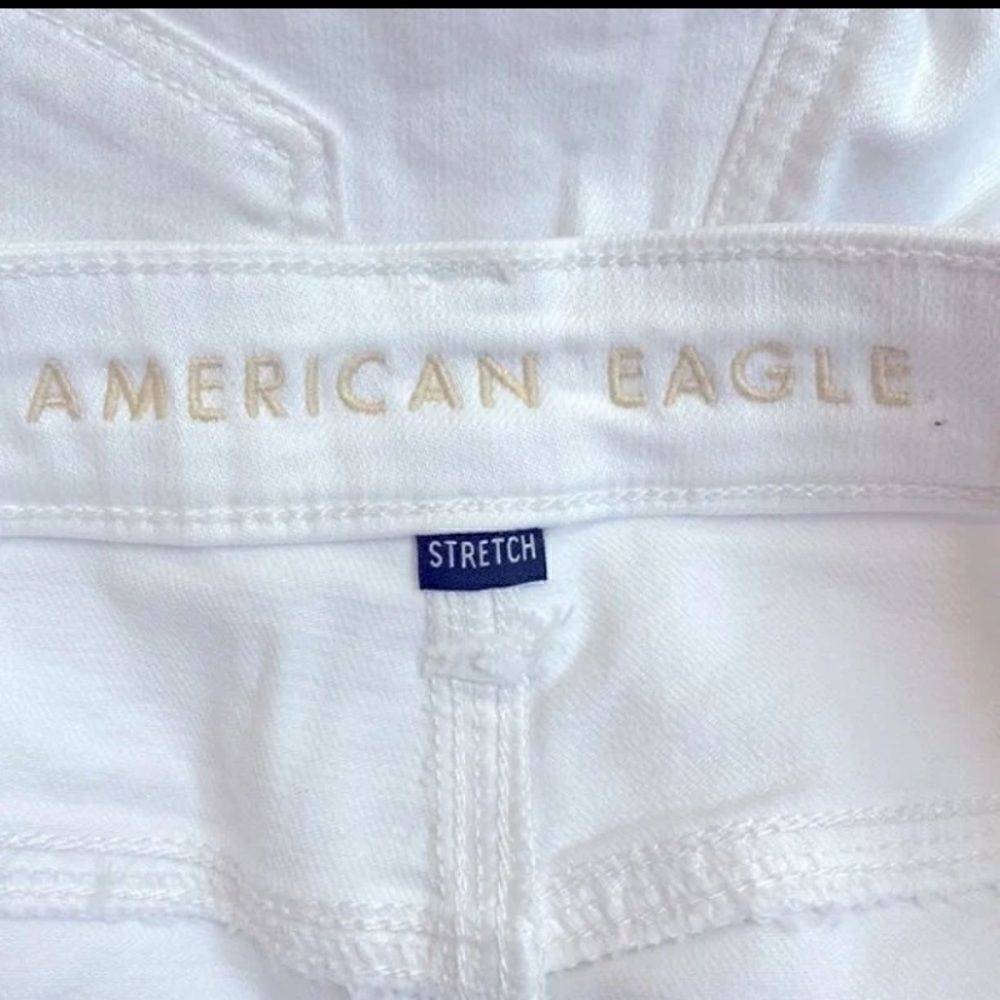 American Eagle White Ripped Mom Jeans Size 8 or W29 Short - Picture 7 of 9